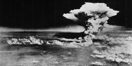 Calendar 6 august: 1945 Bombardierul american Enola Gay a lansat prima bombă atomică asupra orașului japonez Hiroshima jpeg