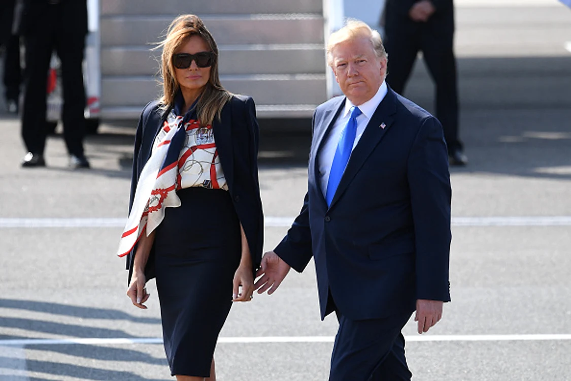Donald Trump, încercând să își ia soția de mână