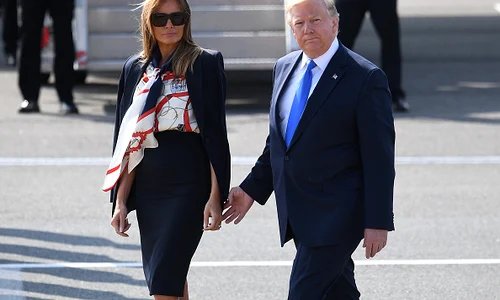 Donald Trump, încercând să își ia soția de mână  jpeg