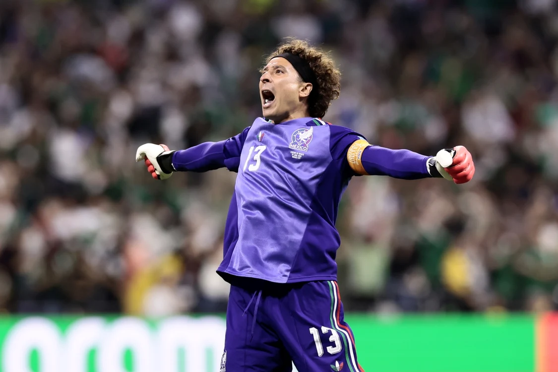 Guillermo Ochoa se bucură după un nou gol marcat de Mexic (Foto: EPAImages)