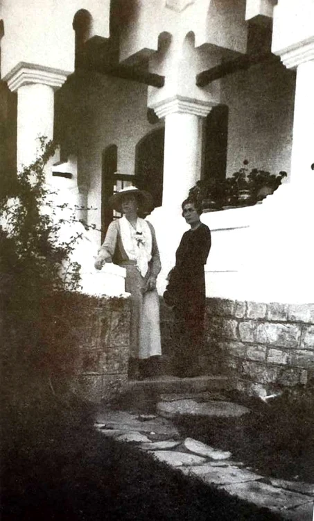 Regina Maria vizitându-și prietena în suferință, pe Nadia Duca