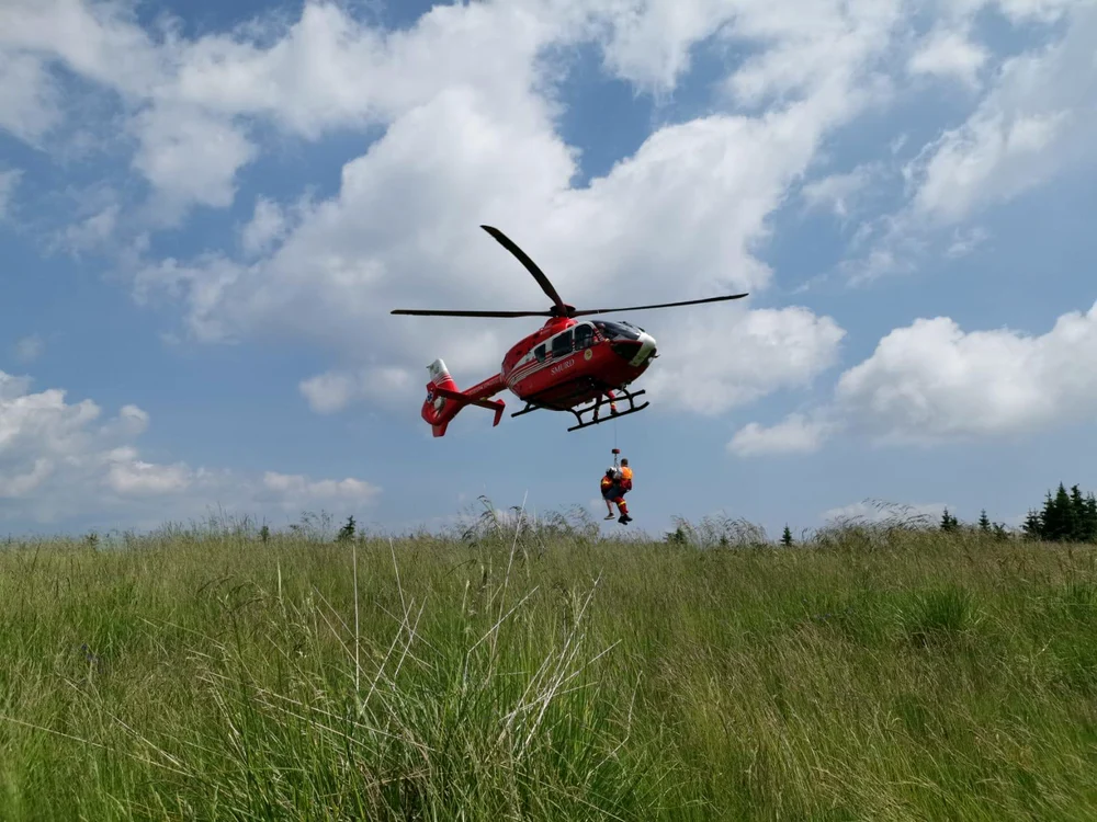 Medicul a ajuns la fața locului cu elicopterul și a coborât la victime pe frânghii. Tot așa le-a și urcat în elicopter