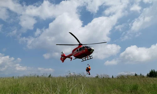 Medicul a ajuns la fața locului cu elicopterul și a coborât la victime pe frânghii  Tot așa le a și urcat în elicopter jpeg