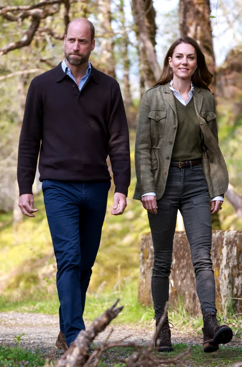 Prințul William și Kate Middleton prin pădure, în Scoția