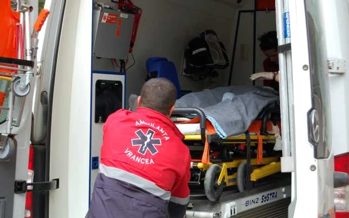 Bărbatul a fost dus la spital pentru îngrijiri