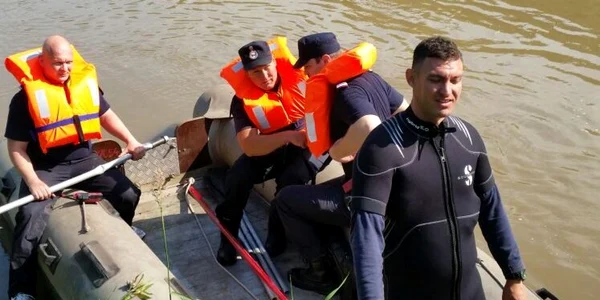 Scafandrii şi pompierii îi caută pe cei doi bărbaţi. FOTOISU Braşov