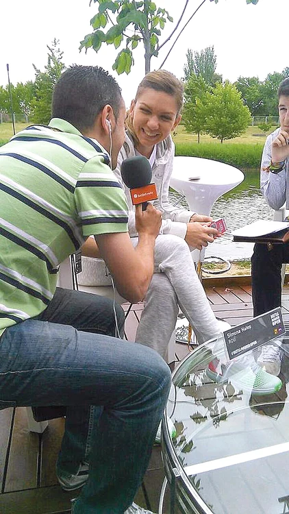 
    Simona s-a şi distrat  la întâlnirea cu ziariştii  
