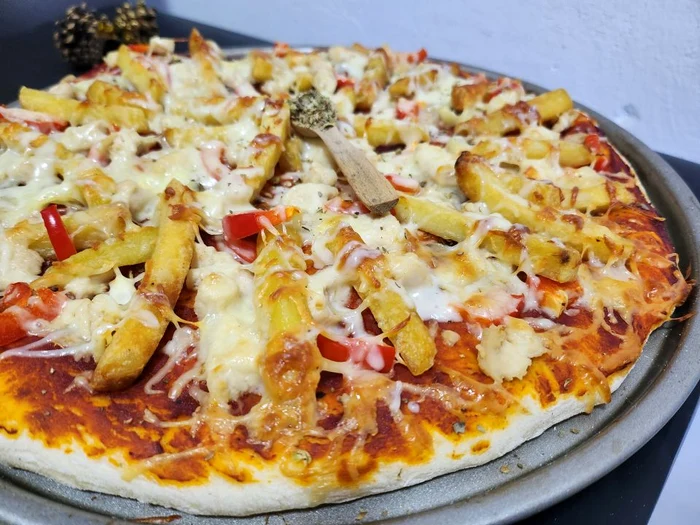 Pizza cu cartofi prăjiți. Foto: arhiva.