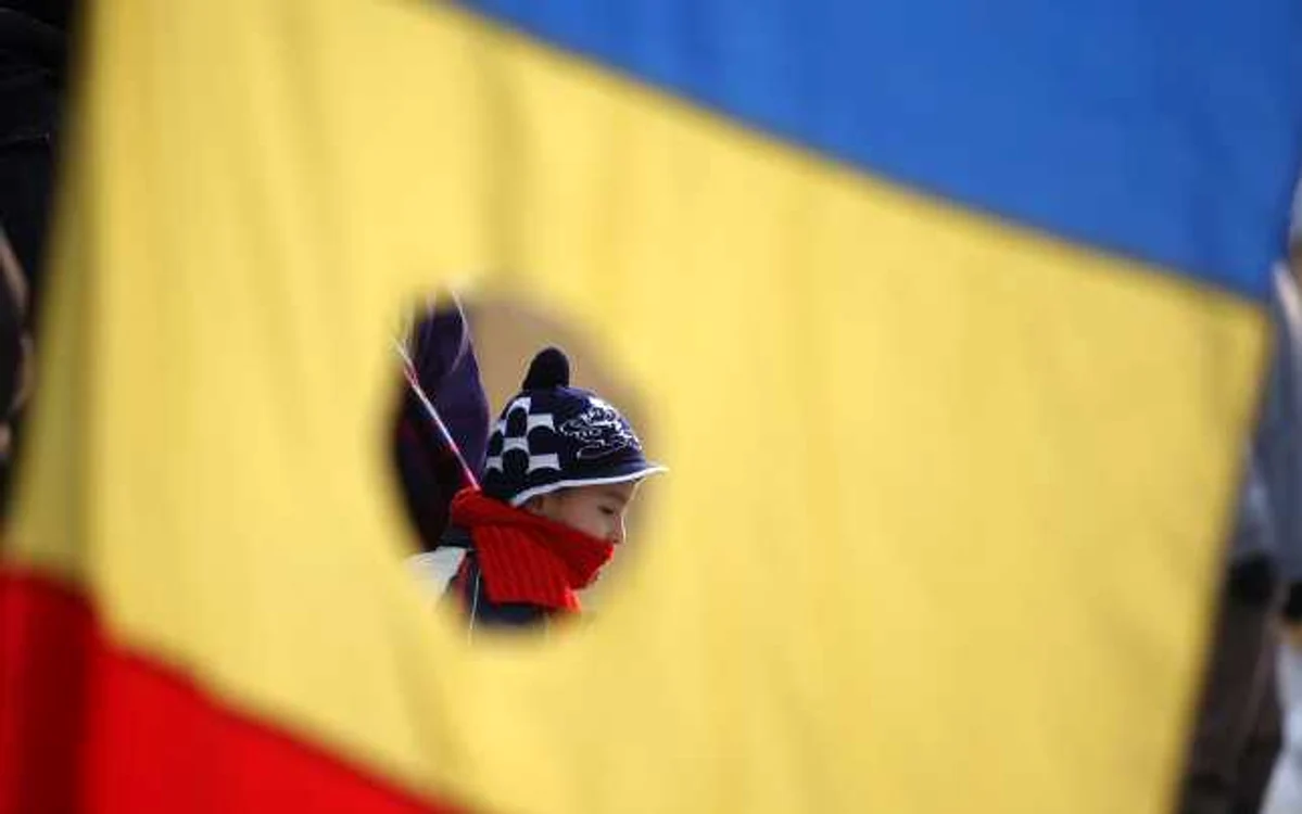 Steagul României cu stema decupată reprezintă unul dintre simbolurile libertății