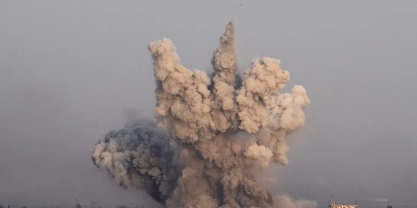 Imaginea Zilei / Fum se ridică în aer după atacul aerian de pe partea siriană a Înălţimilor Golan în satul Arab Asudi în provincial sud-estică Quneitra la frontier cu Israelul FOTO EPA – EFE / Atef Safadi / 26 iul 2018