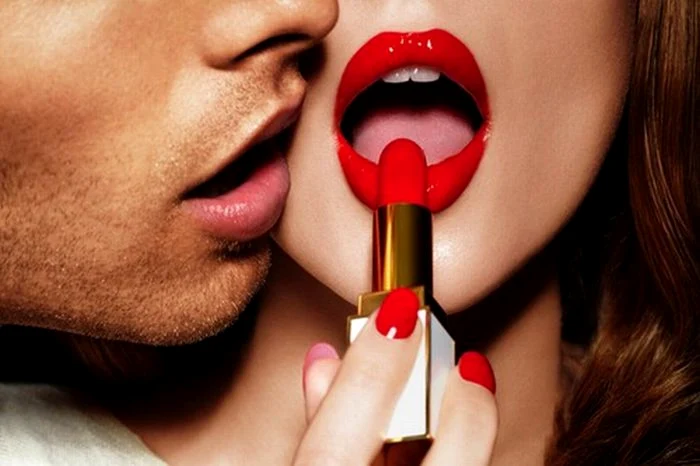 Interpretată, în sensul cel mai larg, drept o nevoie a femeii de a-şi accentua sexualitatea, colorarea buzelor este obiceiul cosmetic cel mai des întâlnitFOTO femina.rol.ro