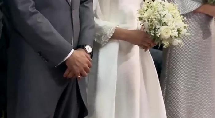 Buchetul miresei este din trandafiri și lăcrămioare