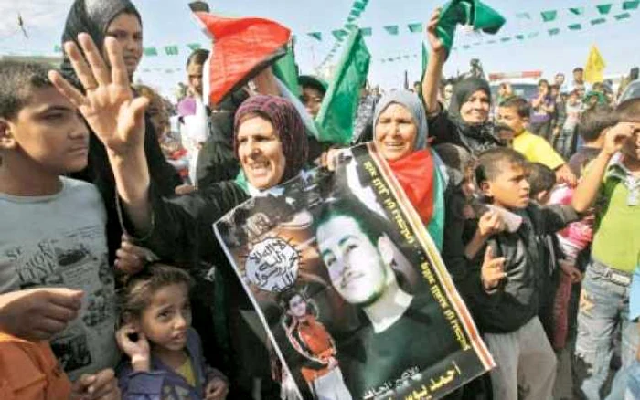 Palestinienii din Fâşia Gaza îşi aşteaptă rudele   Foto: Reuters