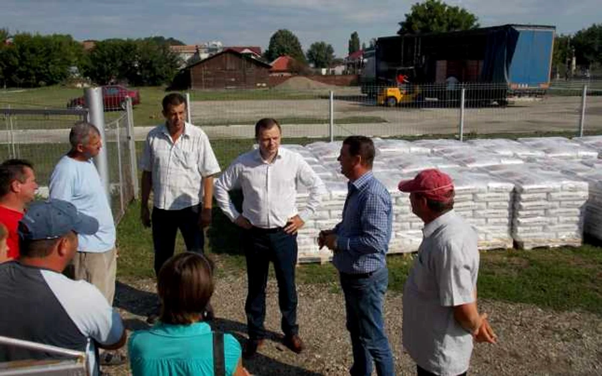 Oamenii din Răcăciuni, rămaşi fără case după alunecările de teren din martie, au primit materiale de construcţii gratuit. FOTO Facebook Dorian Pocovnicu