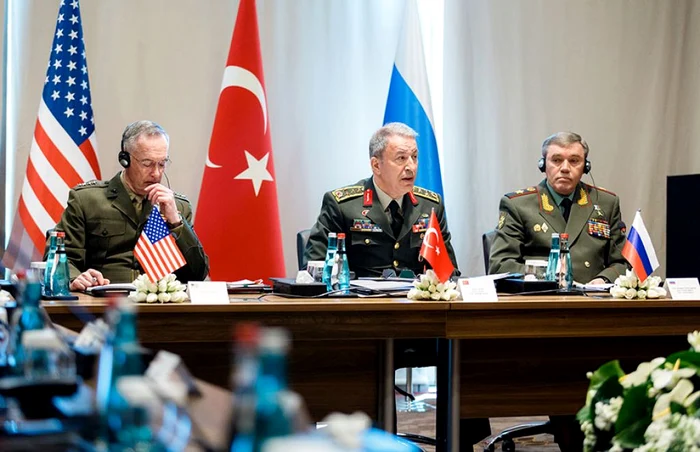 Joseph Dunford (SUA, stânga), Hulusi Akar (Turcia, centru) şi Valeri Gherasimov (Rusia, dreapta) FOTO RT