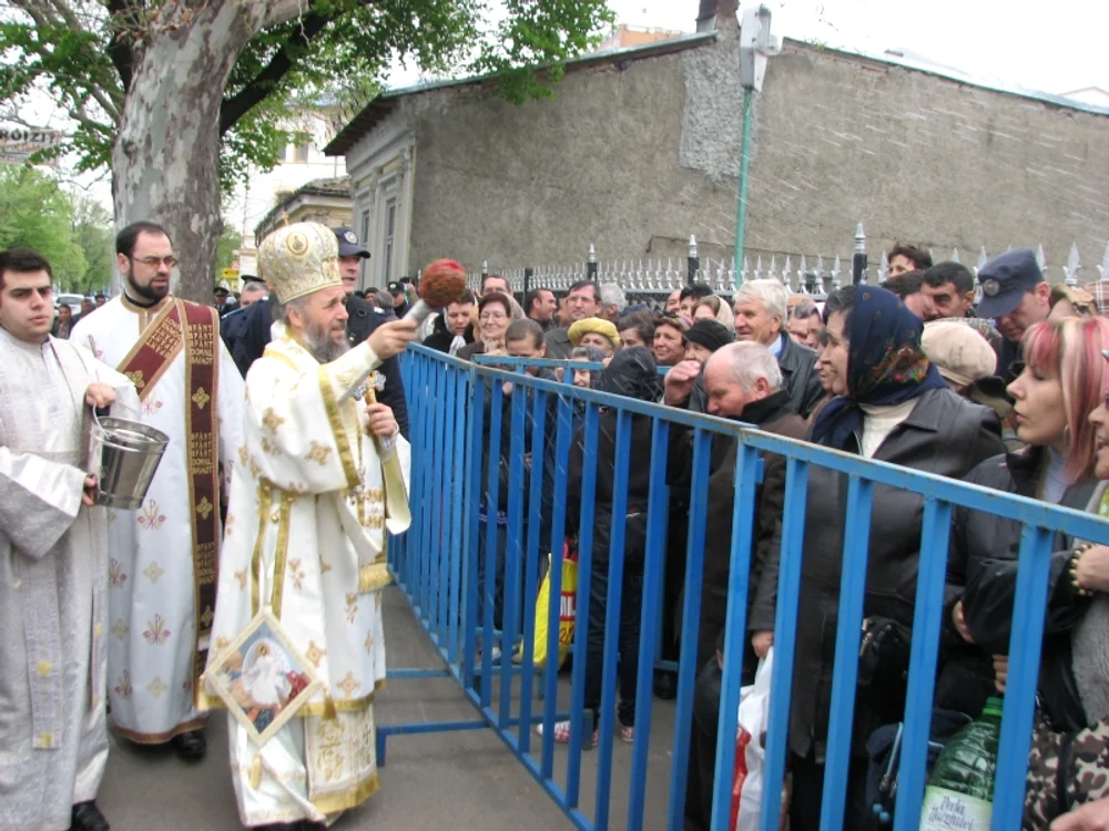 Mii de oameni aşteaptă să ia agheazmă. N.Butnaru