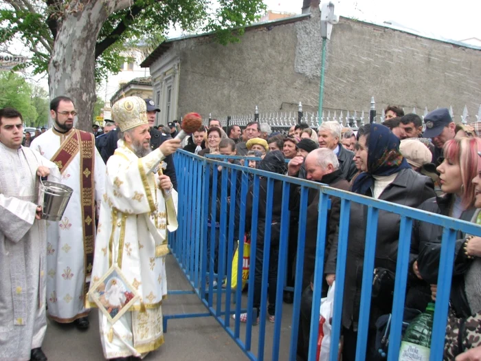Mii de oameni aşteaptă să ia agheazmă. N.Butnaru