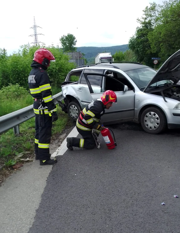 Accident rutier pe Valea Oltului în zona Gura Văii Vâlcea pe DN7 cu trei victime Foto ISU Vâlcea