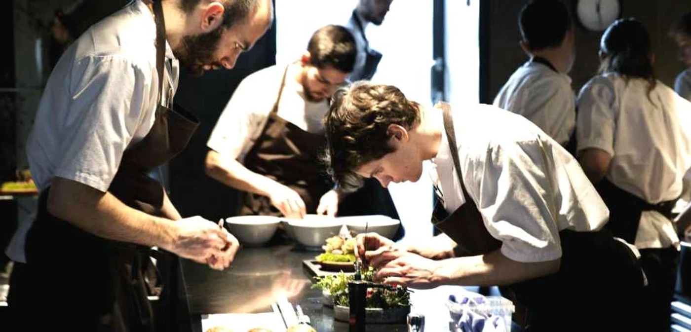 Din cei 27.000 de oameni care speră să savureze preparatele pregătite sub atenta îndrumare a chef-ului René Redzepi, numai 5.500 vor reuşi acest lucru în decursul celor zece săptămâni în care echipa de bucătari va găti la Sydney, în cadrul restaurantului pop-up Noma Australia. FOTO news.com.au