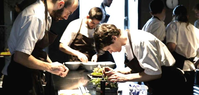 Din cei 27.000 de oameni care speră să savureze preparatele pregătite sub atenta îndrumare a chef-ului René Redzepi, numai 5.500 vor reuşi acest lucru în decursul celor zece săptămâni în care echipa de bucătari va găti la Sydney, în cadrul restaurantului pop-up Noma Australia. FOTO news.com.au