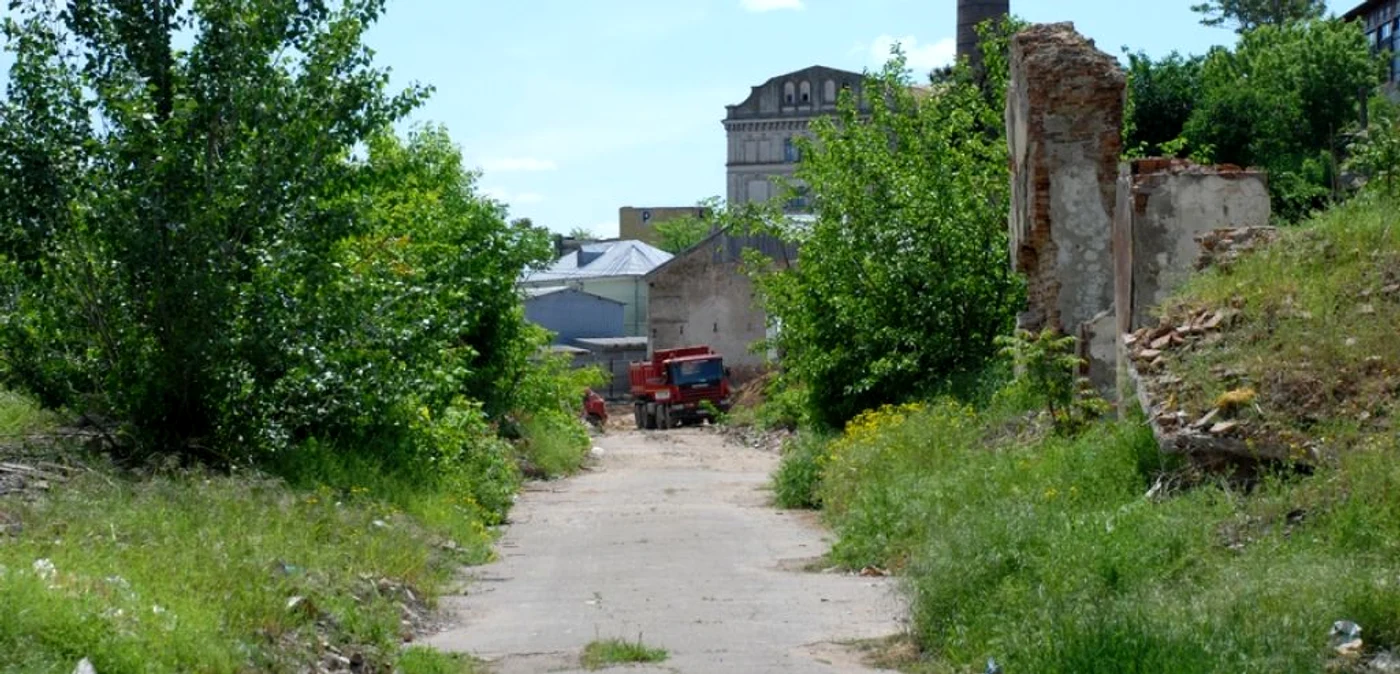 Terenul fostei Secţii de Mobilă a PAL SA a fost vândut, după ce ani de zile a arătat ca un adevărat maidan  FOTO Florentin Coman