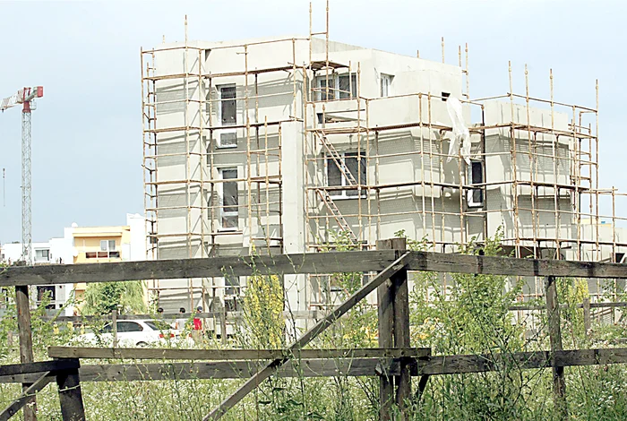 Iulie 2015. Lucrările la imobil  erau în toi, iar banii se terminau