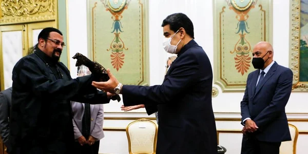 Steven Seagal inmanandu-i o sabie de samurai lui Nicolas Maduro FOTO EPA-EFE