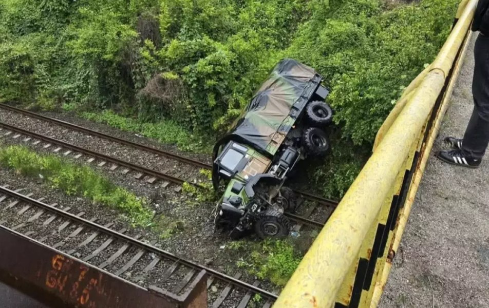 Un camion militar s-a răsturnat în Vâlcea de pe un pasaj rutier pe calea ferată. Traficul feroviar, blocat temporar 
