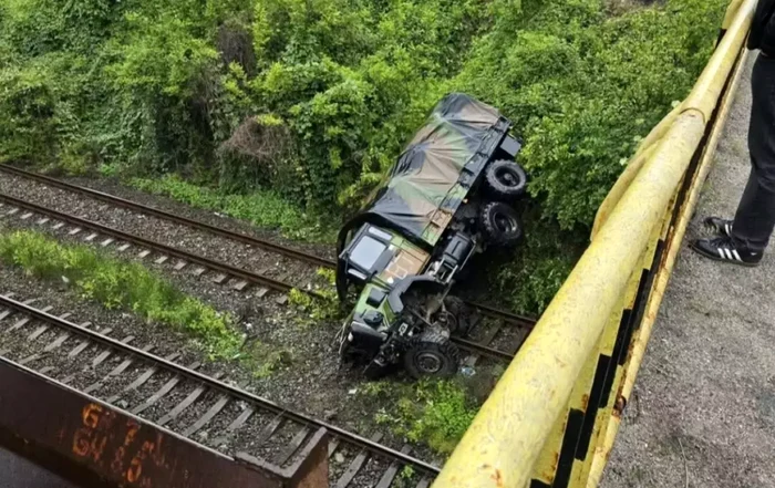 Camionul militar răsturnat. FOTO: seintamplainvalcea.ro