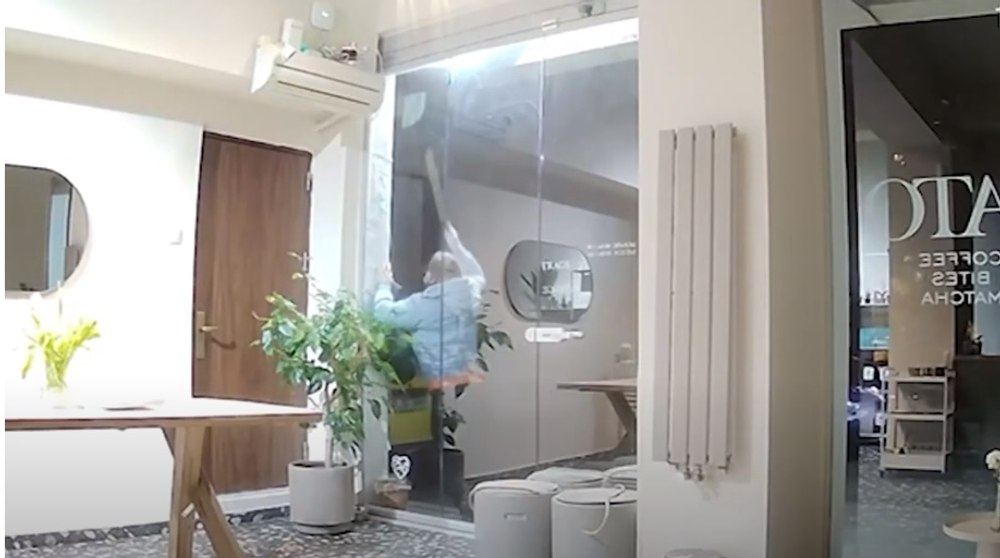 Cine este medicul neurolog din București care a încercat să spargă o cafenea cu o macetă VIDEO 