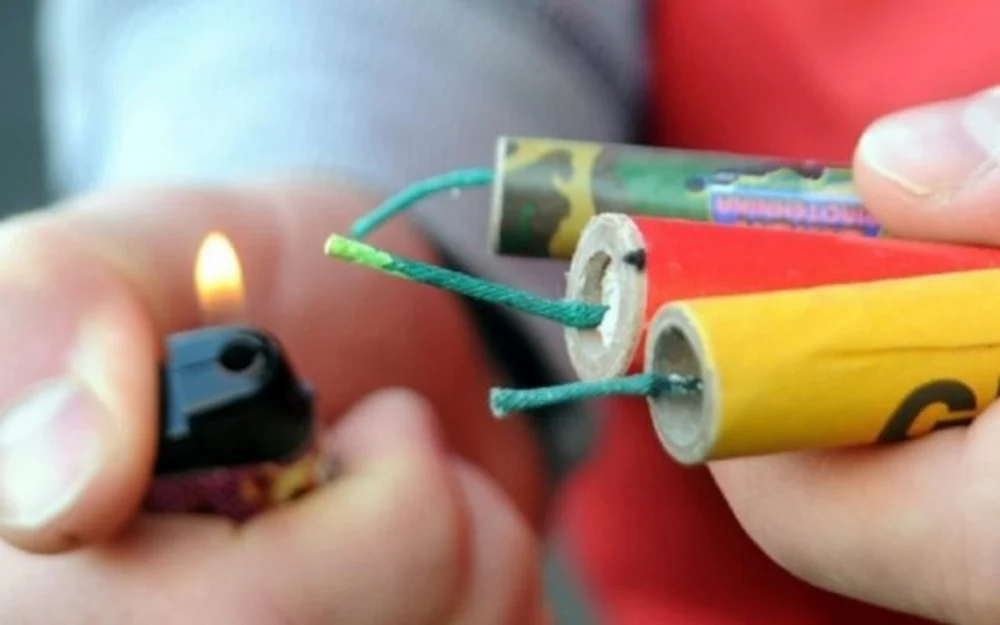 Un copil a rămas fără deget după ce i-a explodat petarda în mână. Fratele său a suferit arsuri în palmă