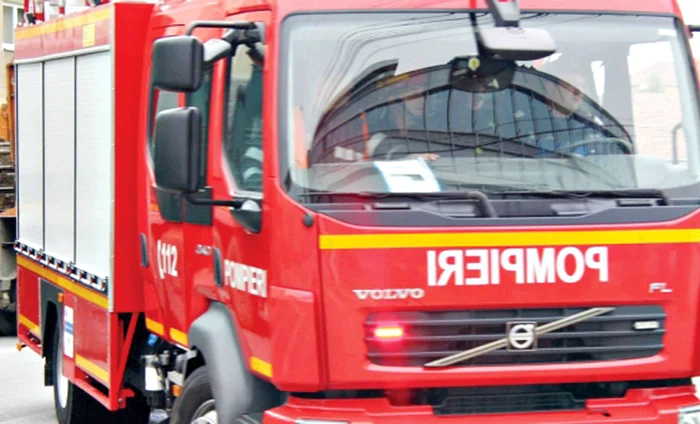 Elevi au fost duşi la şcoală cu maşina de pompieri