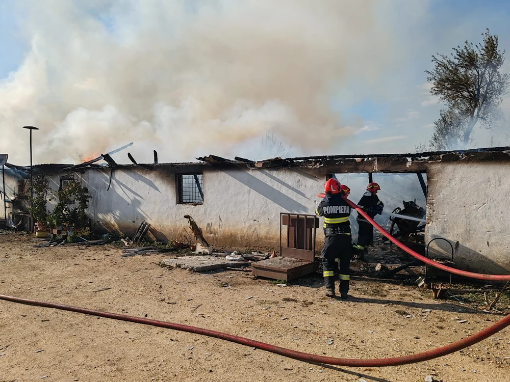 Acoperișul a căzut în timpul intervenției pompierilor FOTO: ISU Olt