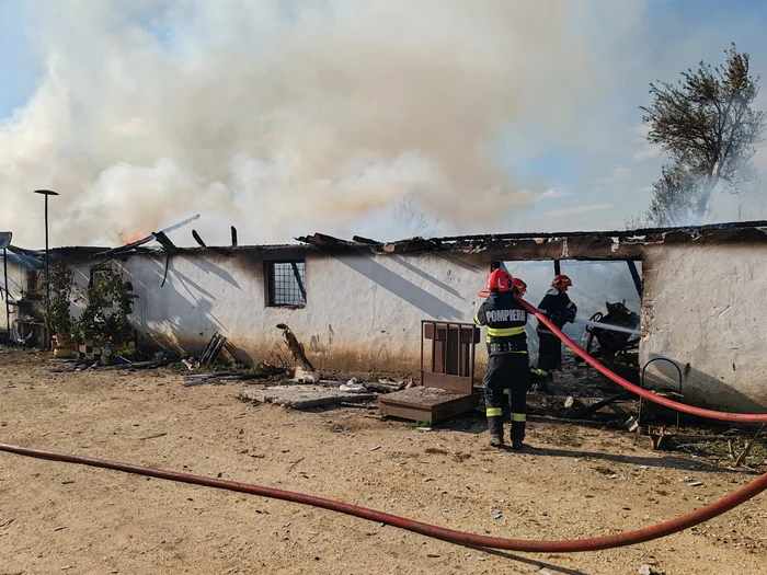 Acoperișul a căzut în timpul intervenției pompierilor FOTO: ISU Olt