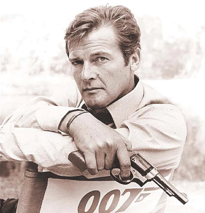 În rolul  lui James  Bond
