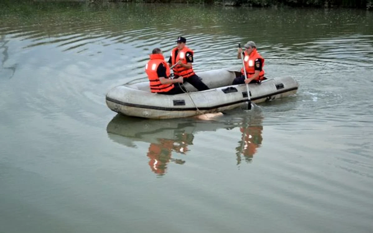 
    Pompierii au scos din apă trupul neînsufleţit al femeii  