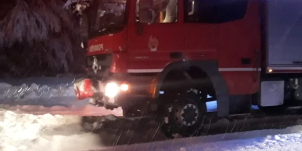 Iarnă pe drumurile din Vâlcea - copaci şi stâlpi căzuţi - circulaţie blocată - pompieri în acţiune Foto Adevărul