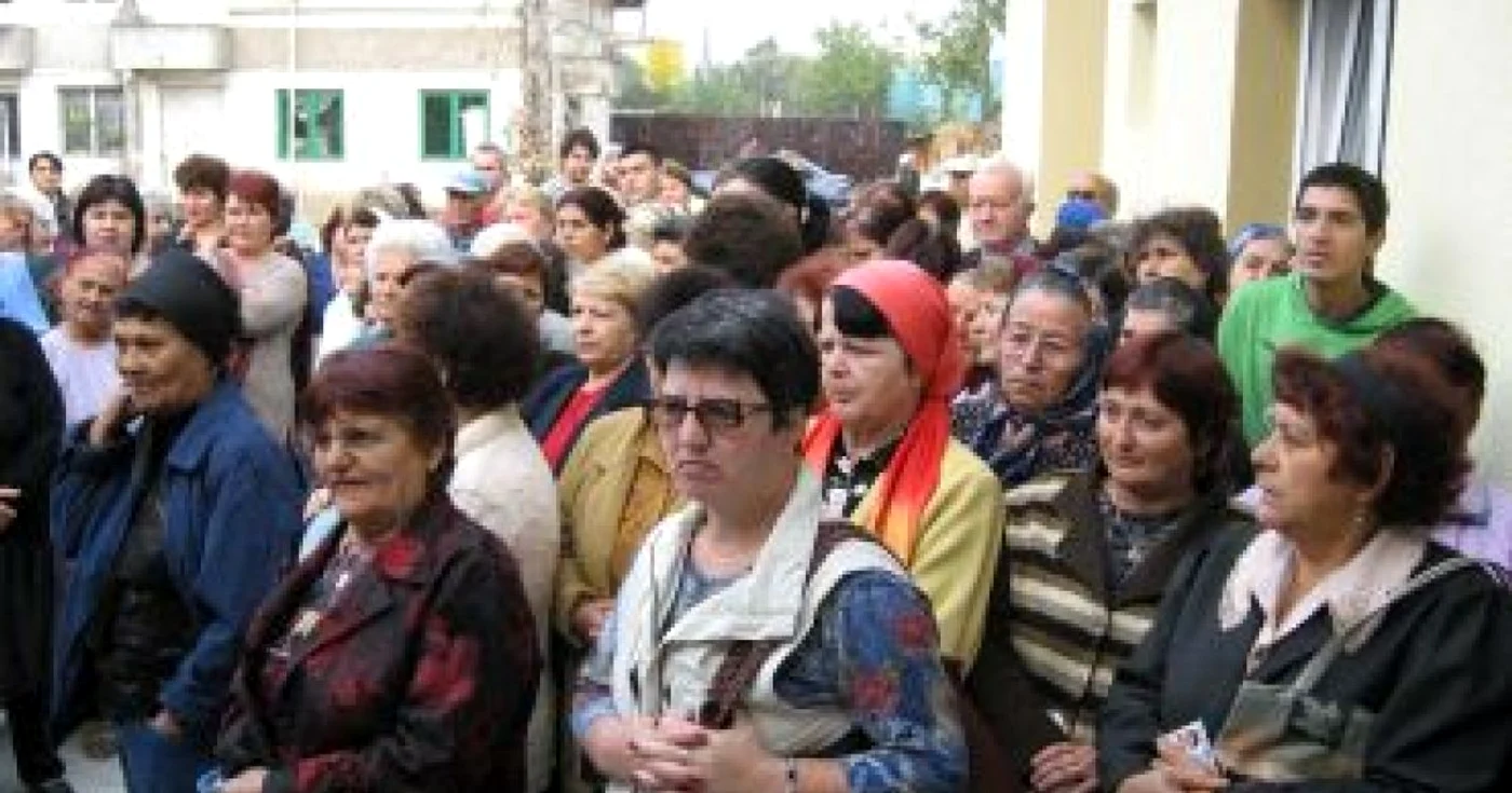 Slatina:Un angajat ţine în spate doi pensionari