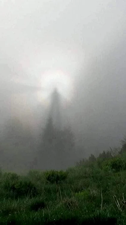 O siluetă umană a fost proiectată pe cer, un fenomen ciudat petrecându-se în anumite condiţii FOTO Ziarbicaz.ro