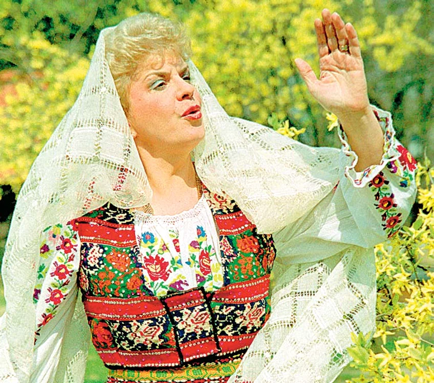 
    Ionela are două case în America  