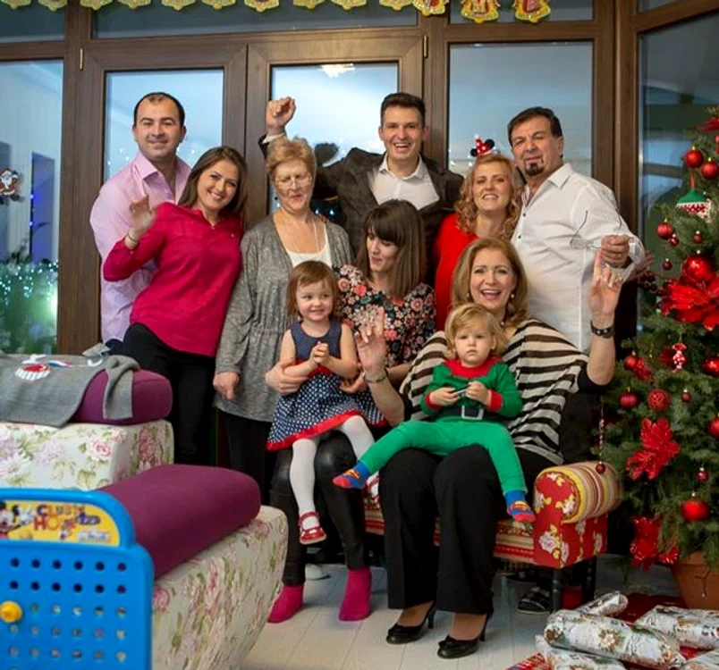 Matilda Pascal Cojocăriţa (aşezată) a petrecut Crăciunul cu familia