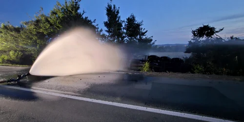 Incendiu pe șosea după ce o cisternă cu gaz lichefiat s-a răsturnat FOTO IGSU