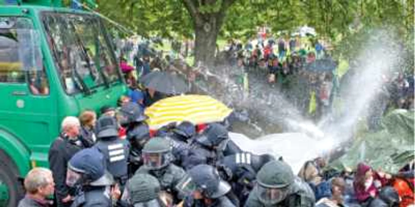 Reacţia violentă a poliţiei din Stuttgart îl pune în dificultate pe cancelarul Angela Merkel care a susţinut proiectul investiţional  