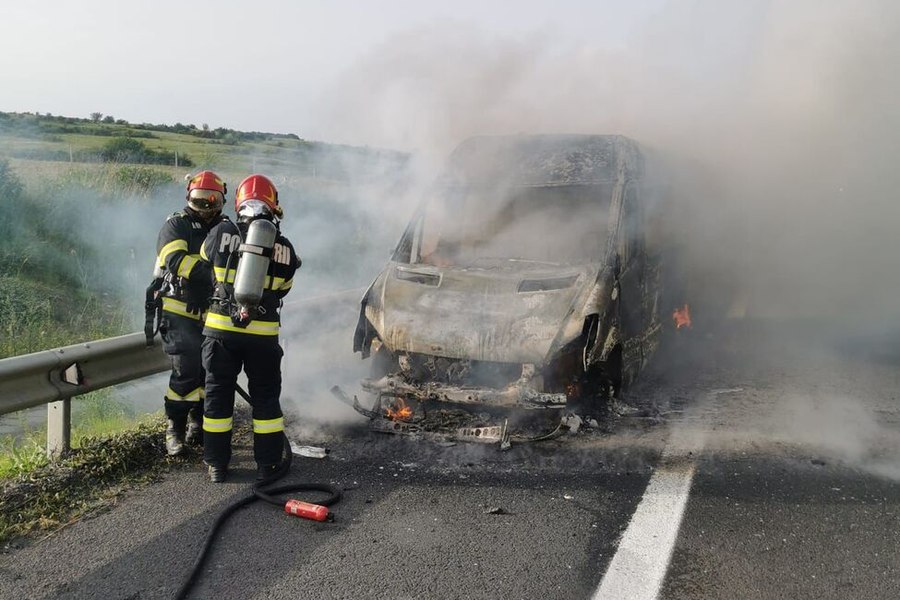 Microbuz cu 9 persoane, în flăcări pe Autostrada A1. Pasagerii au reuşit să se autoevacueze la timp 