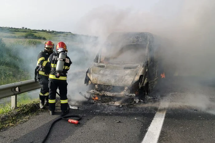 Microbuzul a ars în totalitate FOTO: ISU Sibiu
