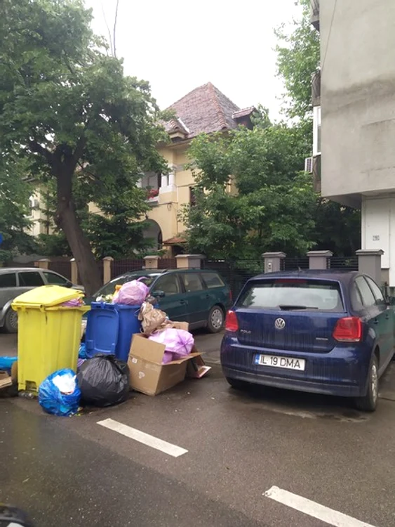 
    Pe strada Radu Beller, aproape de Guvern, oamenii și-au scos deșeurile la poartă  