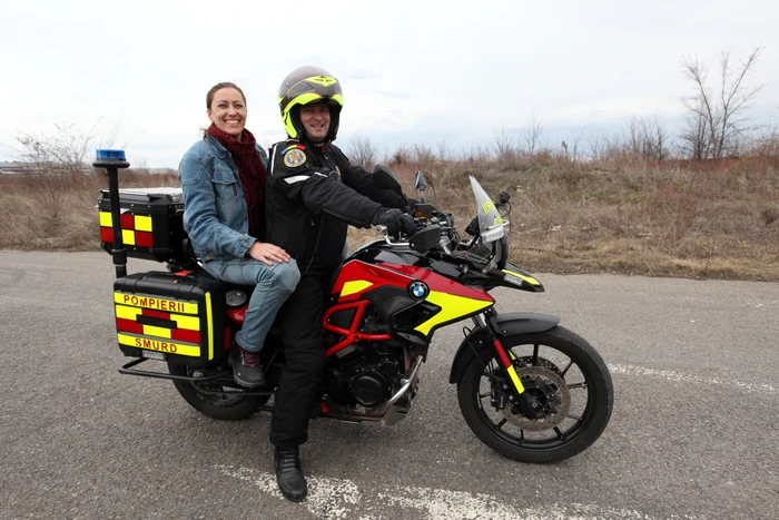 Diana Fota la curs, alături de unul dintre motocicliștii SMURD