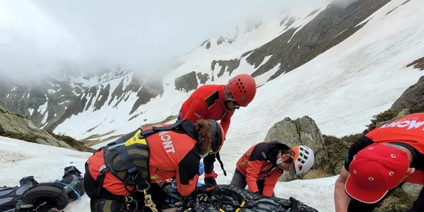 cadavru gasit in muntii Fagaras FOTO Salvamont Romania jpg