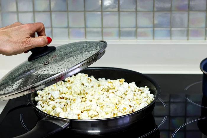 Popcornul poate fi o gustare utilă seara / foto: Shutterstock