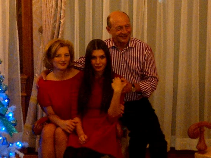 Elena Băsescu, crăciuniţă pe Twitter.